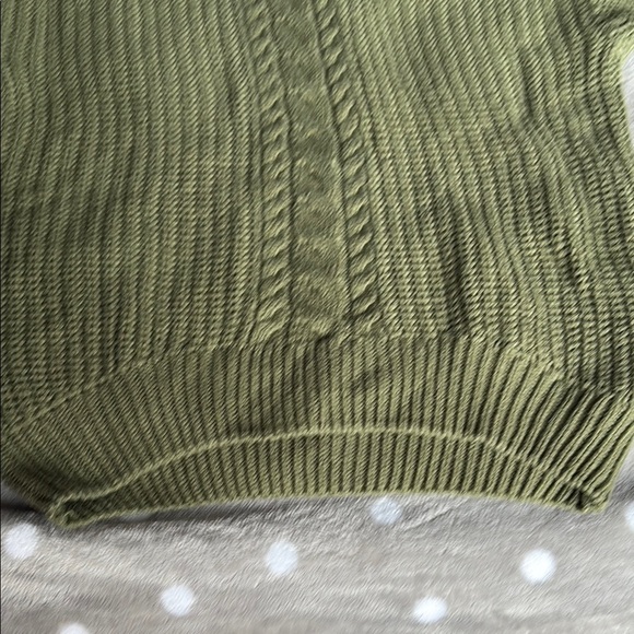 Green Hooded Sweater with Chunky Knit and Ribbed Pattern - Picture 6 of 8